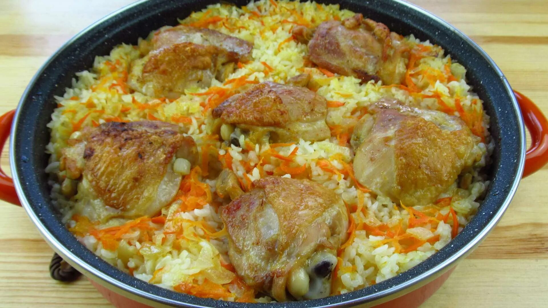 Как приготовить рис в духовке с овощами. Рис с курицей в духовке. плов в духовке с курицей. курица запеченная с рисом в духовке. куриные бедра с рисом в духовке.