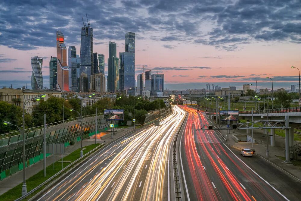 Суперкары на улицах москвы. Московские пробки. Машина на фоне небоскребов. Городские машины. Car town moscow.