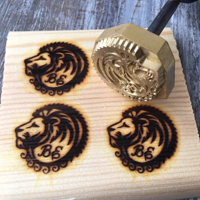 Выжженное клеймо. Клеймо оттиск на дереве. Выжигание на ножнах из кожи. Клеймо паяльник по дереву. Выжженное клеймо.