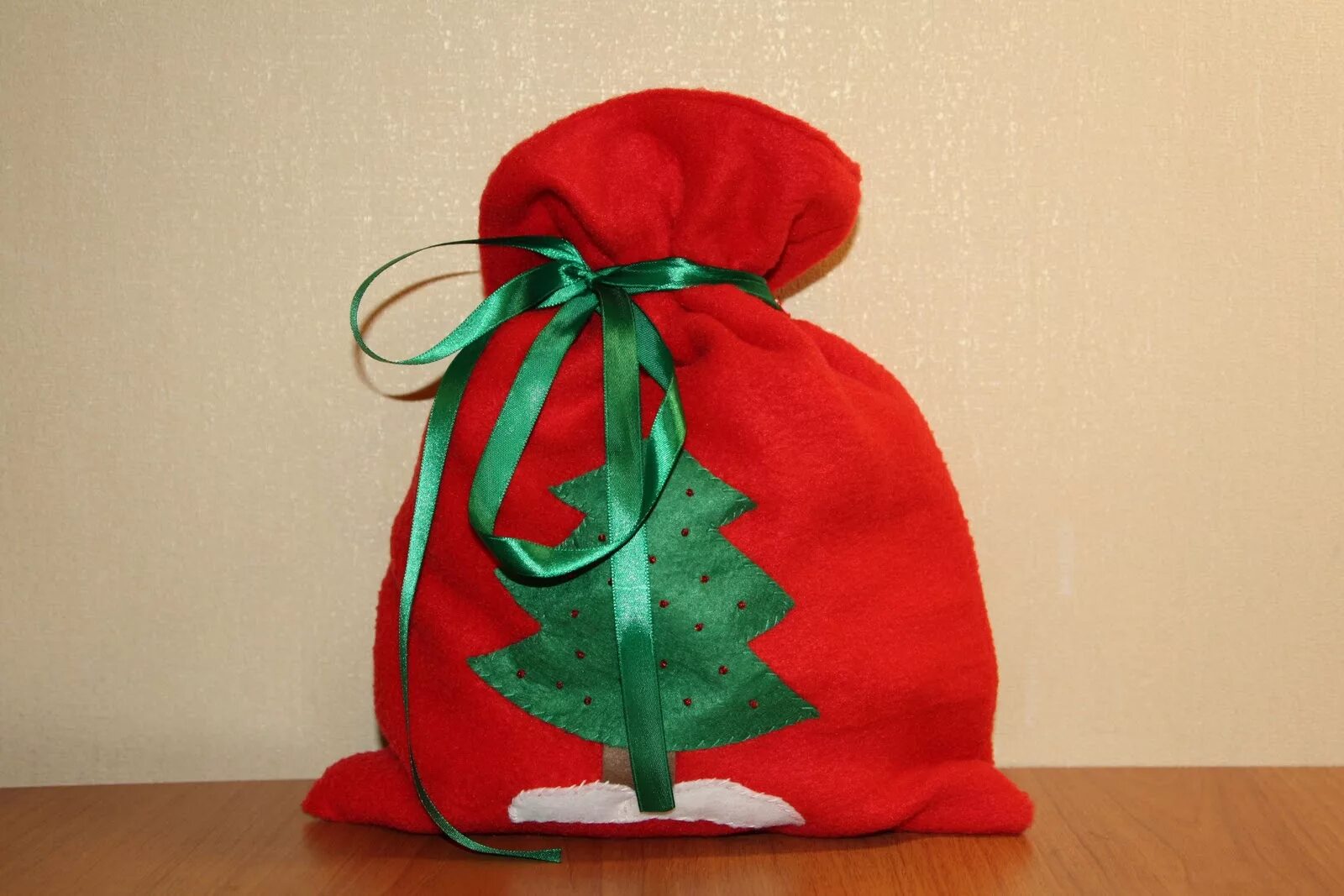 Новогодние мешочки для подарков. Новогодние мешочки. Новогодний мешок для подарков. Холщовые мешочки для новогодних подарков. Как сделать новогодний мешок.