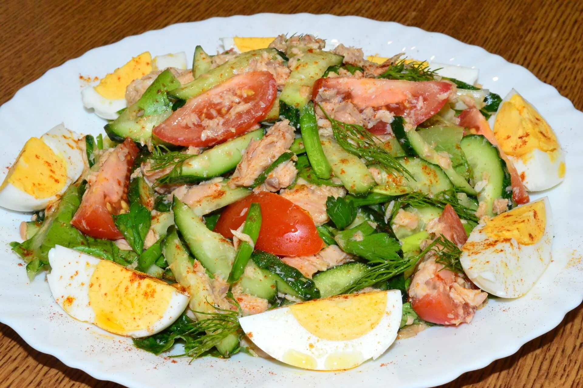 Вкусный рецепт горбуши с овощами. Салат с рыбой. Салат с овощами и рыбой. Горбуша с овощным салатом. Салат с рыбой и помидорами.