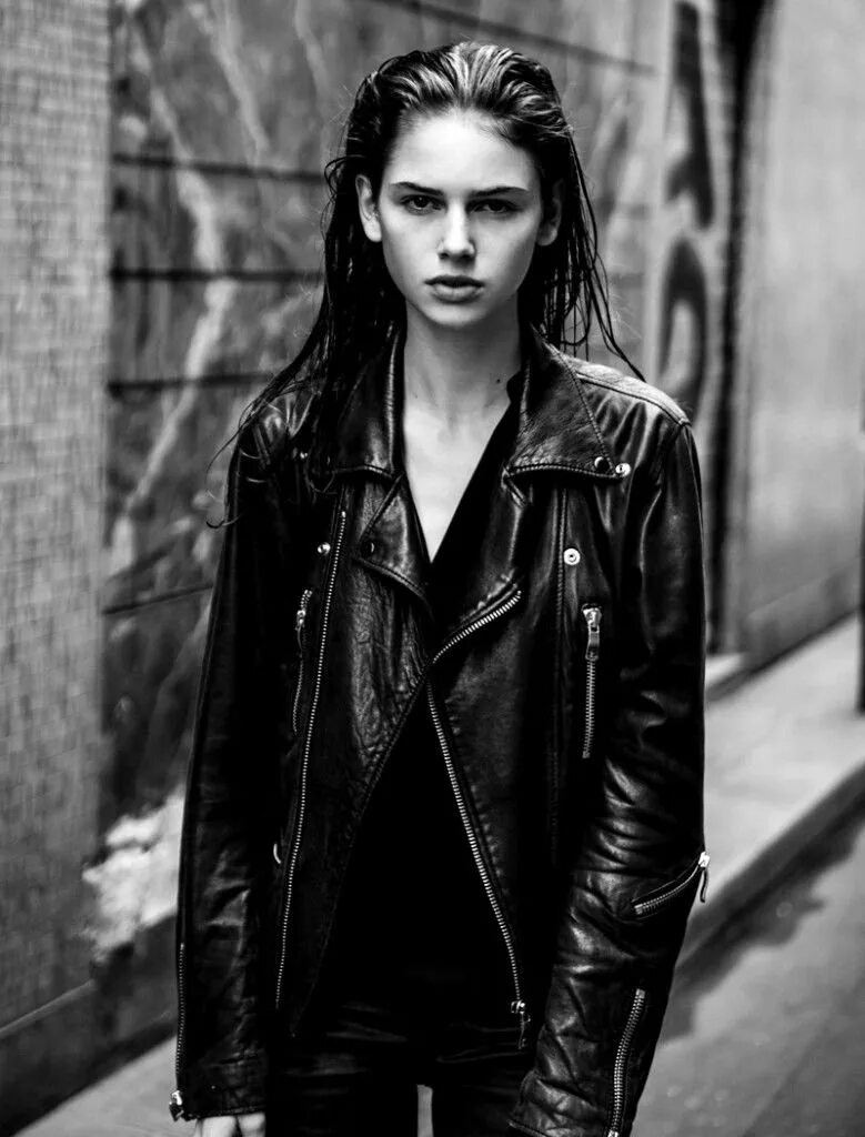 Девушка в кожаной куртке. Девушка в черной кожаной куртке. Косуха prada женская. Девушка в косухе фотосессия. Фотосессия в косухе.