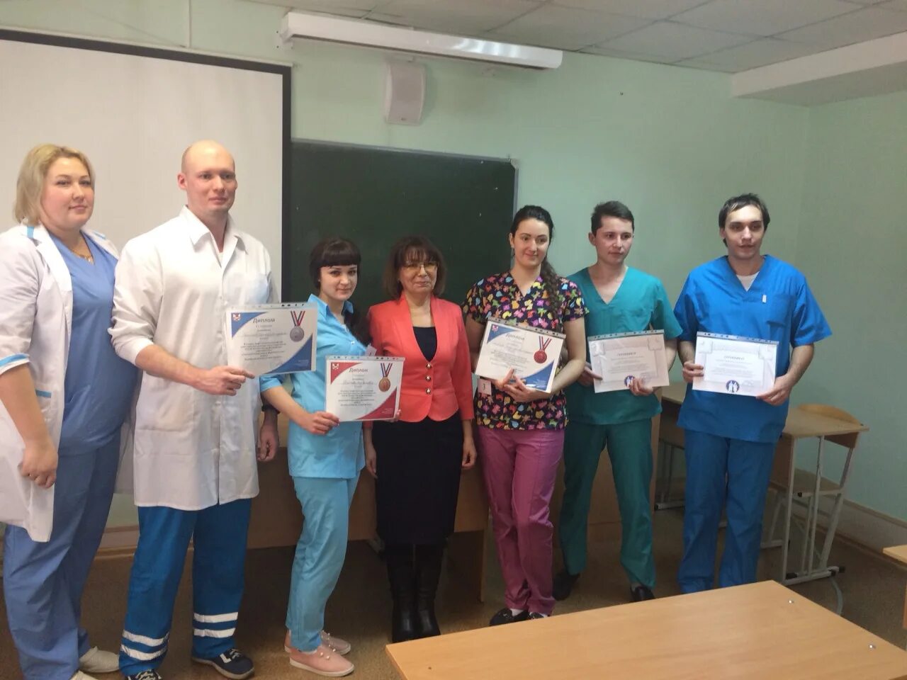 Медицинский колледж лечебное дело. Курсы фельдшера. Шулешко главный фельдшер. Студенты на скорой помощи. Бригада скорой помощи.