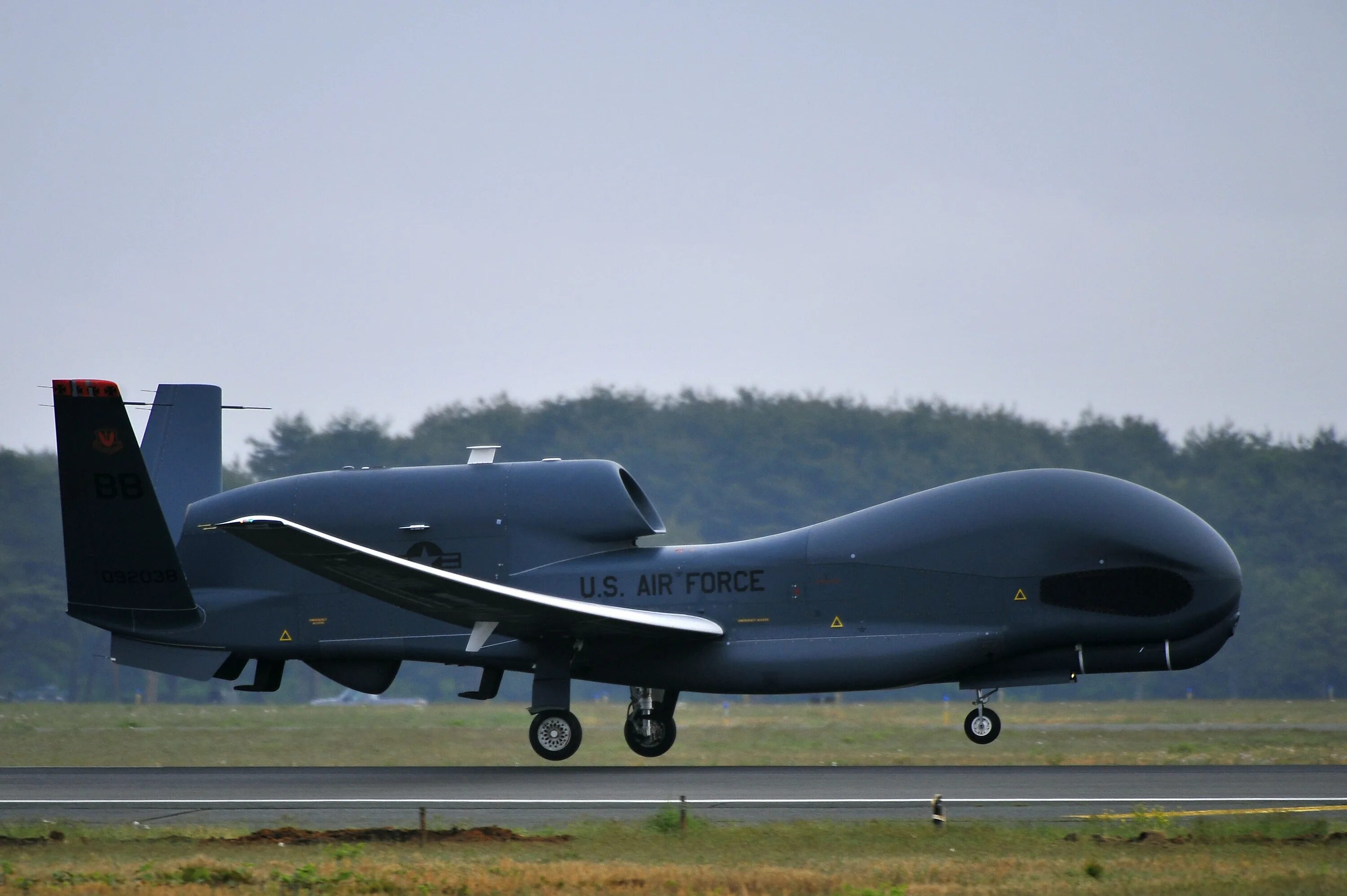 Глобал хок. RQ-4 Global Hawk. ВВС США RQ-4b Global Hawk. Самолет Northrop Grumman RQ-4b Global Hawk. Беспилотники США RQ-4 Global Hawk.