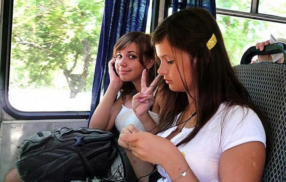 Молодая в общественном транспорте. Женщины в общественном транспорте. Красивые девушки в транспорте. Красивые девушки в автобусе. Красивые девушки в общественном транспорте.