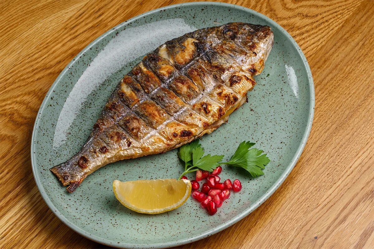 Дорадо по гречески. Дорадо 100 гр. Дорадо жареная на углях. Дорадо. Дорадо хоспер.