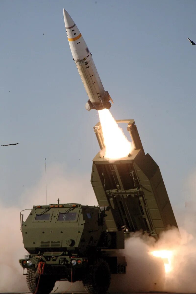 Mgm-140 atacms баллистическая ракета. Mgm-140 atacms ракета. Mgm-140 atacms. Рсзо mgm-140 atacms. Mgm-140 atacms дальность.
