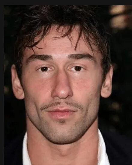 Актер кристиан бейл. Близко посажены глаза у мужчины. Близко посажены глаза у мужчины. Том круз. Джеймс кэвизел в полный рост.