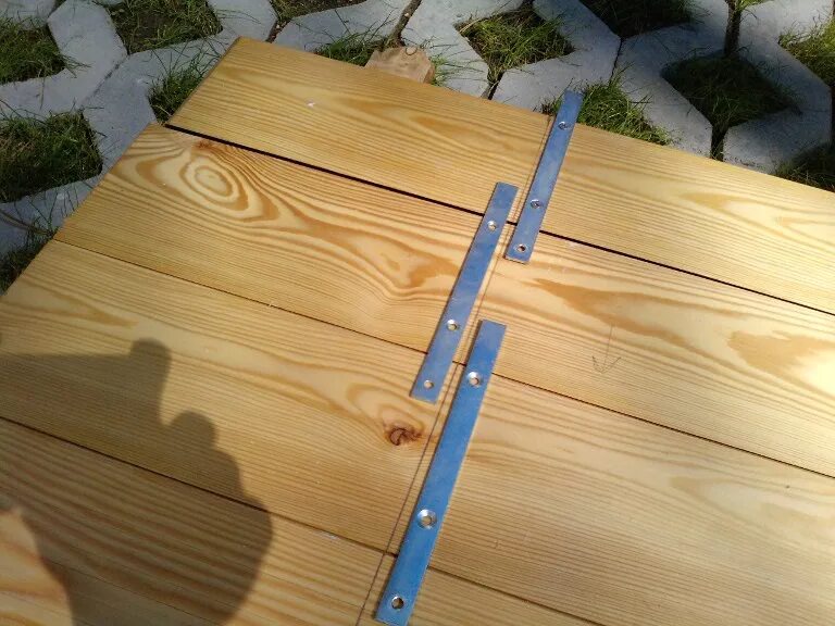 Опора бруса 40х150. Как закрепить доску. Гвоздек скрытый крепеж для террасной доски. Обрешетка для планкена. Опора балки 100х200.