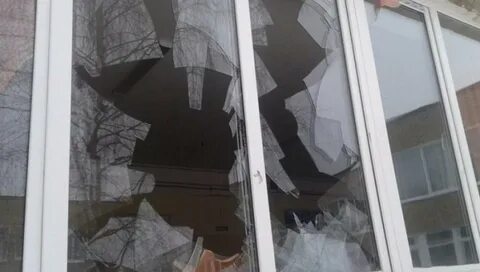 Бьют стекла в окнах