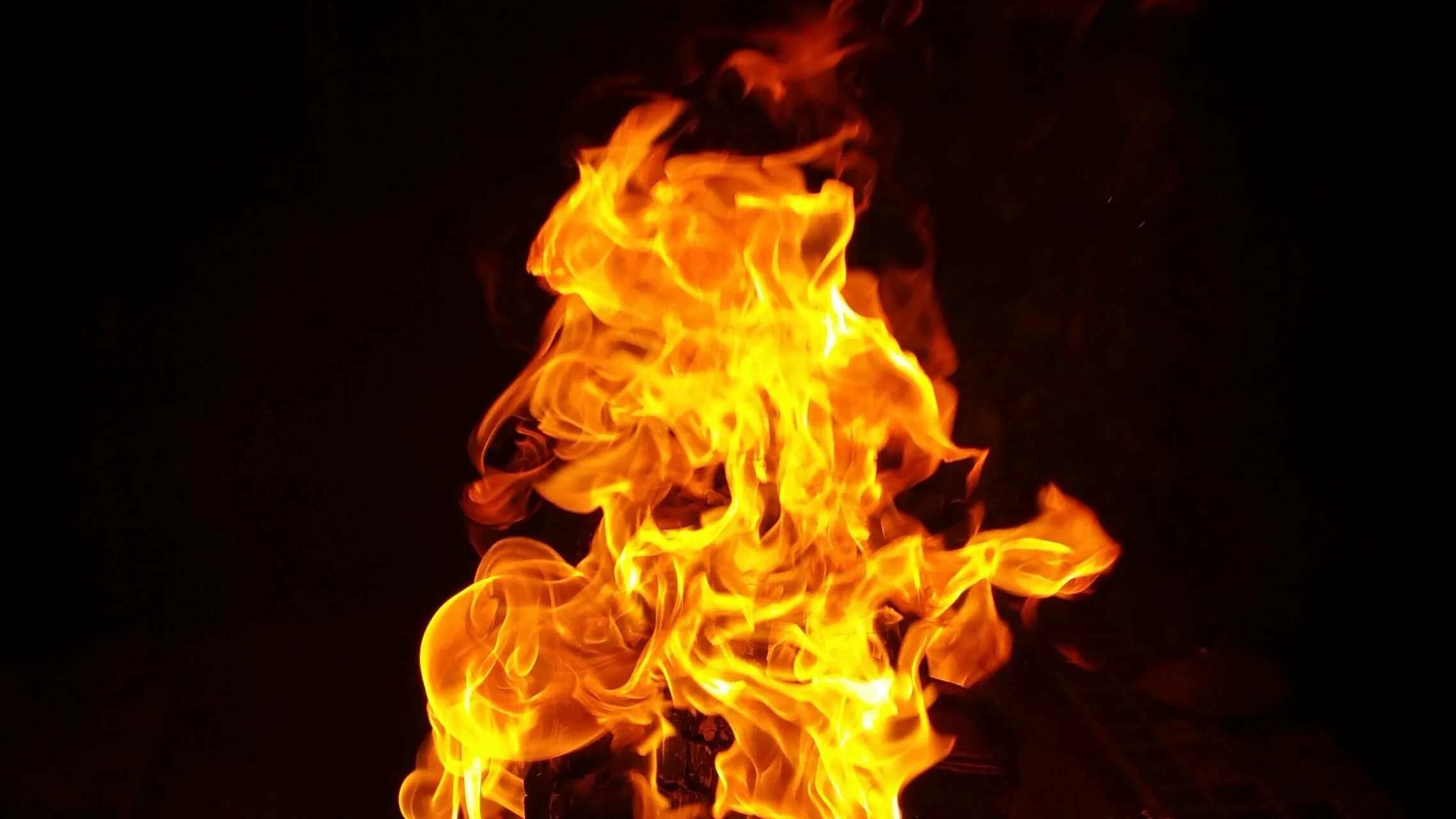 Огненные обои. Огонь в камине вертикальный. Обои на рабочий стол огонь. Заставка на рабочий стол огонь. Живые обои огонь.