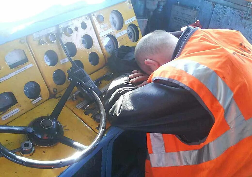 Машинист спс. Кабина машиниста локомотива. Адм-1 автомотриса. Машинист спс. Минута готовности ржд помощник машиниста.