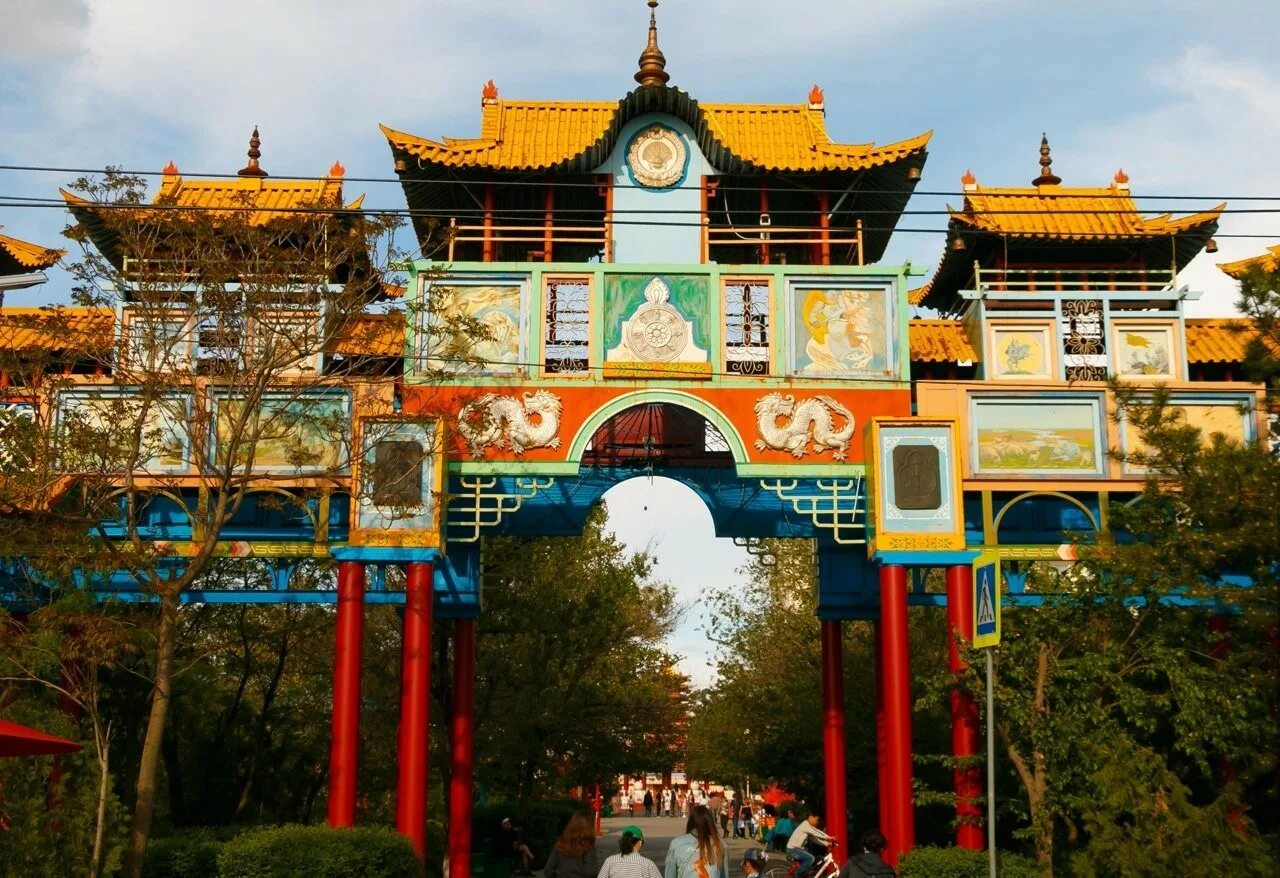 Элиста ворота алтн босх. Парк победы элиста. Элиста хурул забор. Калмыкия элиста. Куда можно сходить в элисте.