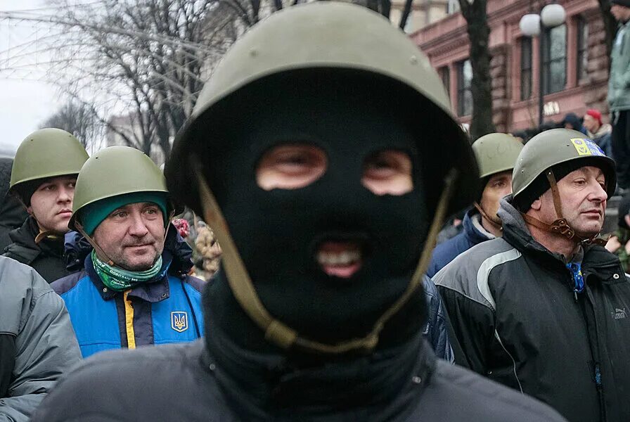 Общественные движения украины. Митингующий а маске. Митингующие люди в масках. Каска Майдан. Протестующий в маске.