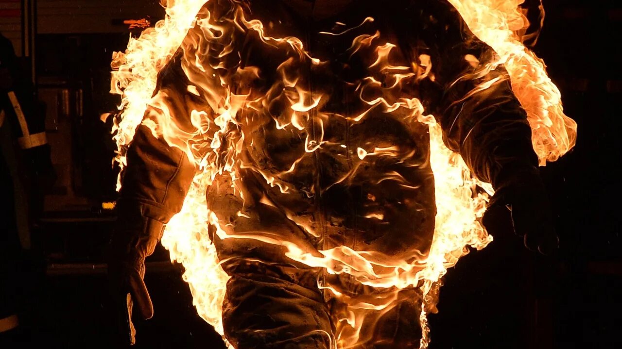 Сгоревшая одежда. Человек огонь. Горящая ткань. Горение человека в огне.