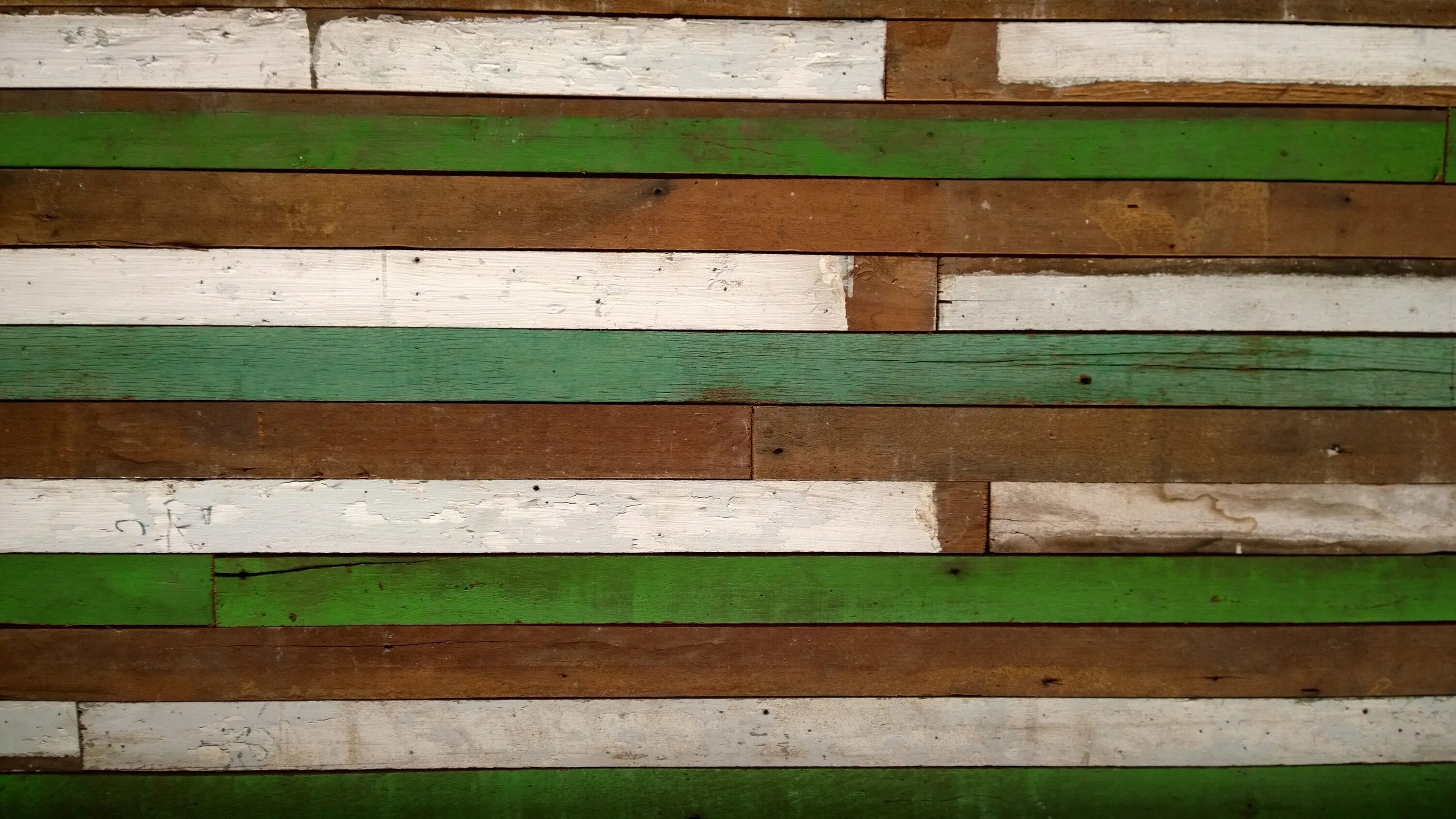 Цветные деревянные доски. Деревянная стена. Доски зеленого цвета. Зеленая древесина. Зелено деревянный цвет