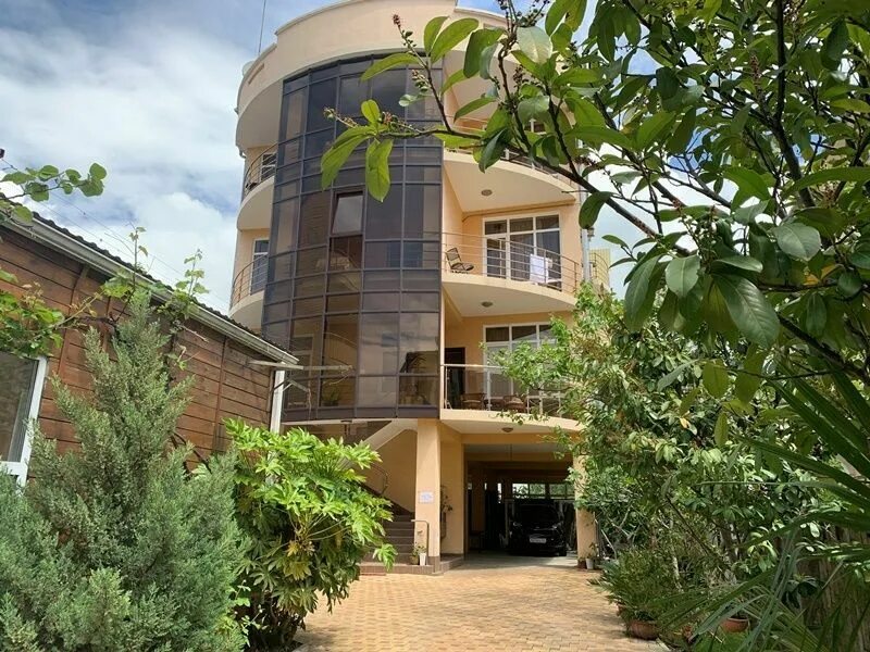 Гостевой дом сочи ул просвещения. Лео гранд адлер. guest house leogrand адлер. сочи отель лео. адлер ул. просвещения 200.
