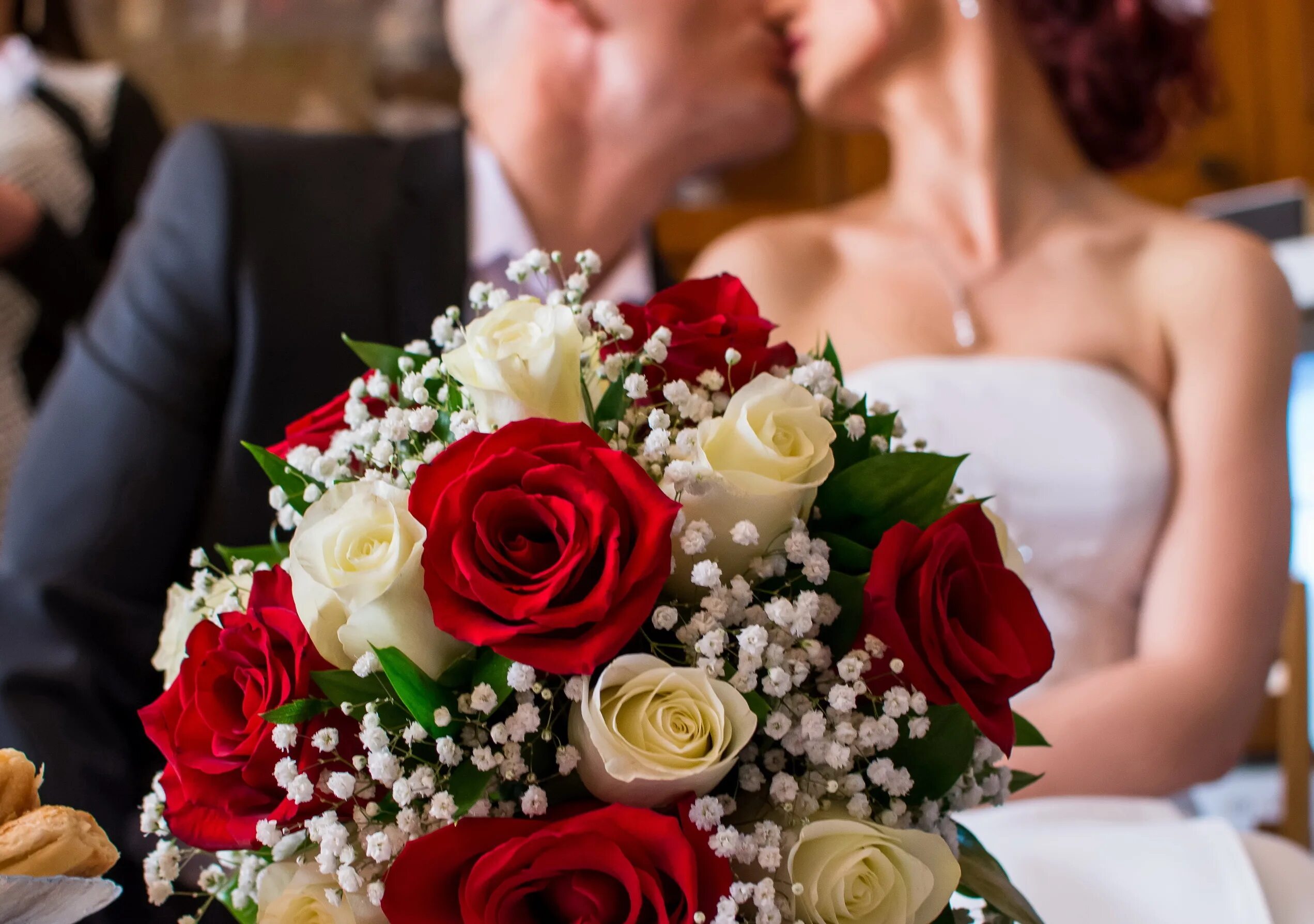 Цветок жених и невеста. Жених и невеста с букетом. Цветы невесты пара. Букет красных роз жених.