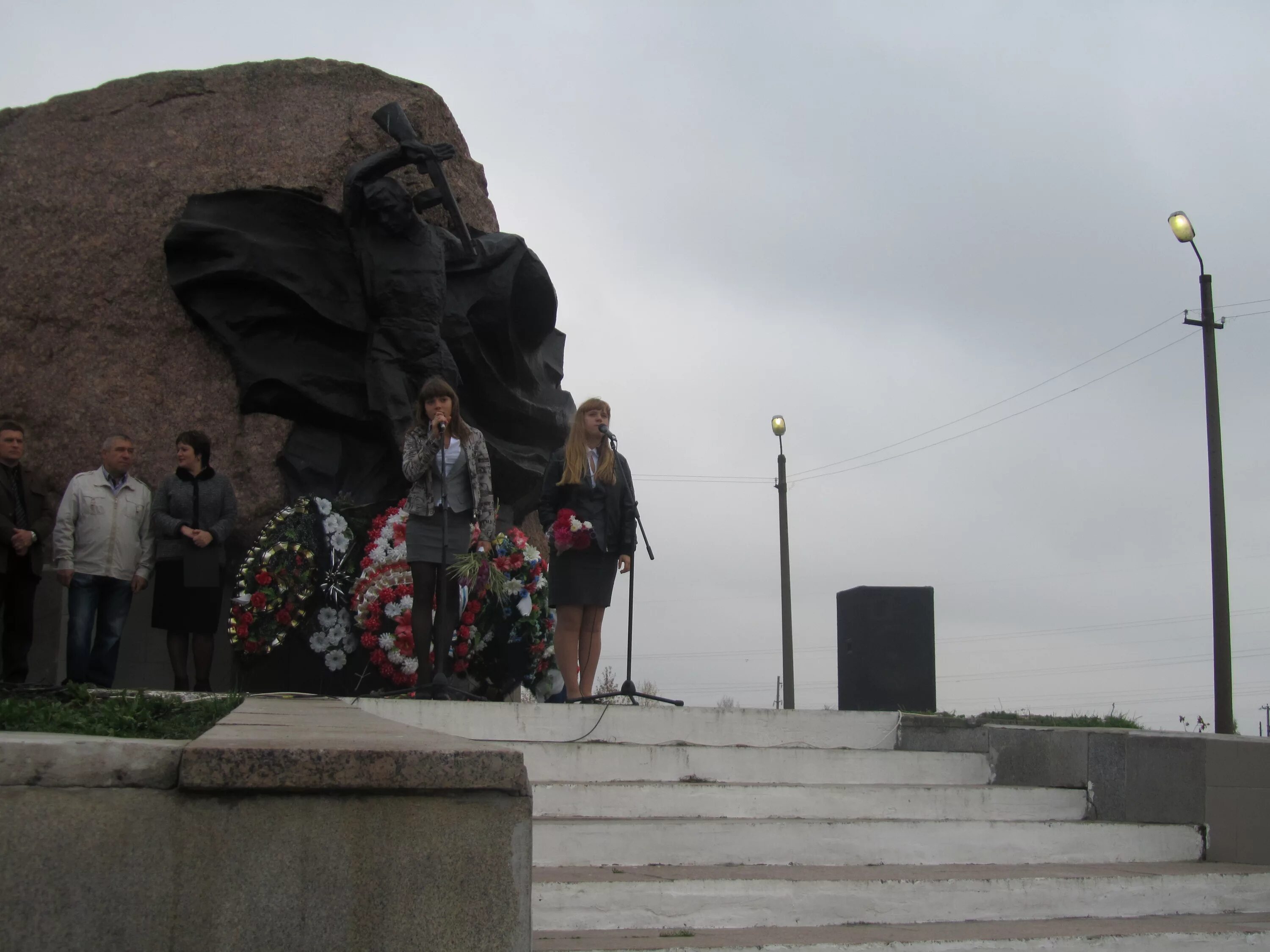 Погода п озерный. Озёрный Смоленская область Духовщинский район. Памятник воинам 234-й Ярославской Коммунистической Стрелковой дивизии. Памятник воинам 234 Ярославской Коммунистической Стрелковой дивизии. Памятник в Озерном Духовщинский район.