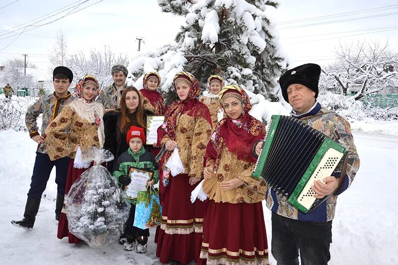 Погода в г семикаракорске. Администрация Семикаракорска "новогодний дворик". Г.Семикаракорск новогодний. Новогодний Семикаракорск ночью. Встретить новый год в Семикаракорске.