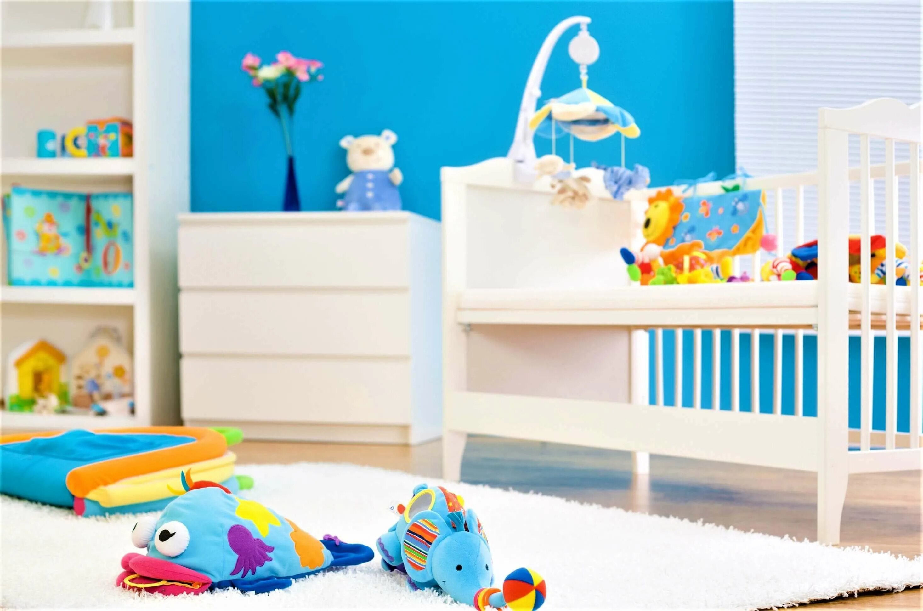 Baby bedroom. Детская комната с игрушками. Детский кровать для новорожденных. Комната новорожденного ребенка. Детская комната для новорожденного.