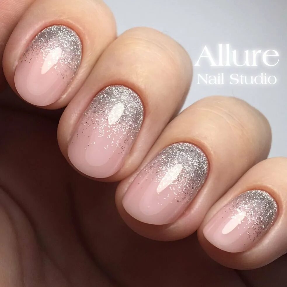 Маникюр розовый камуфляж с блестками. Маникюр с растяжкой от кутикулы. Маникюр с блёстками на миндальную форму. Растяжка блестками на ногтях. Маникюр растяжка на короткие ногти.