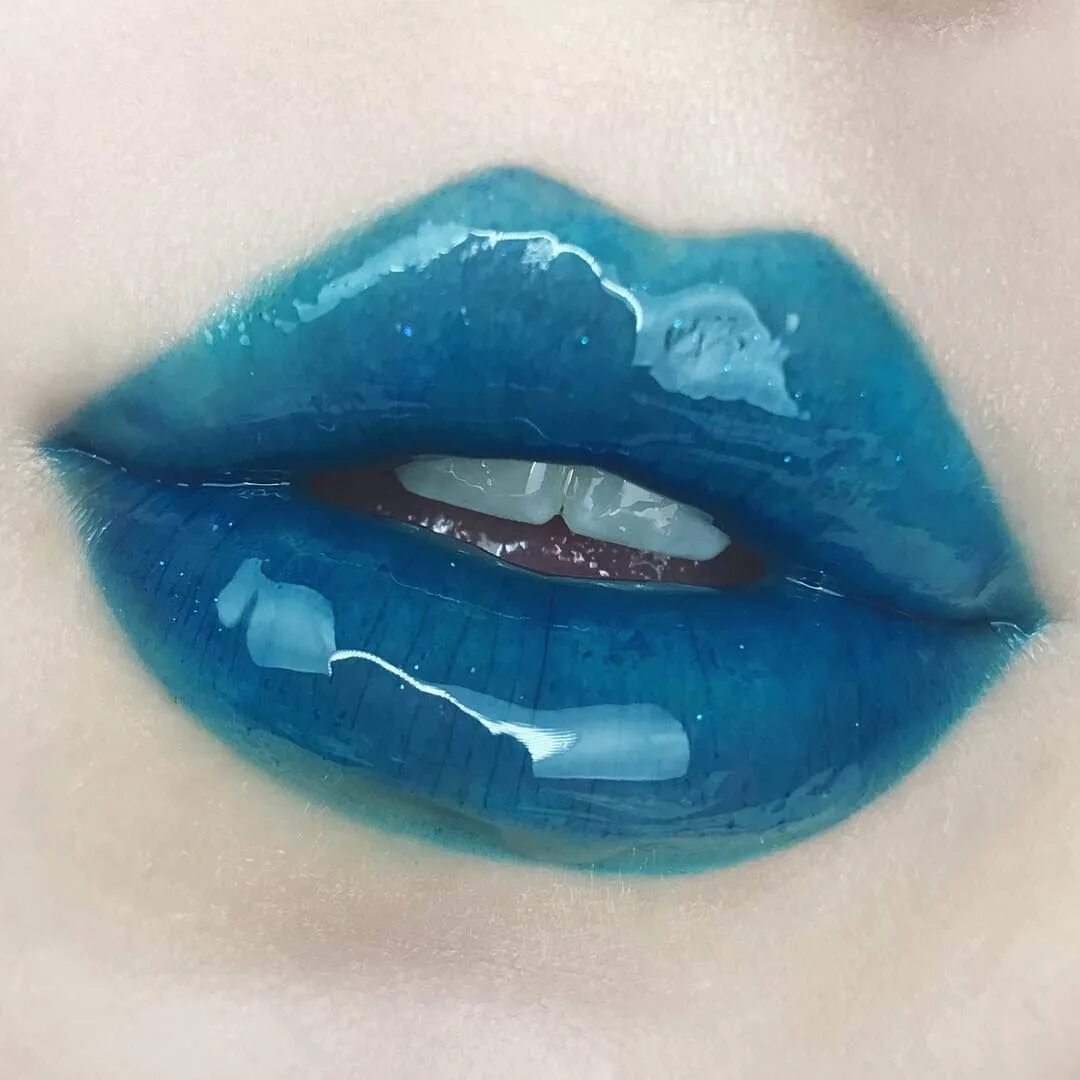 Синий оттенок губ. Синие губы. Темно синие губы. Синяя матовая помада. Макияж с синими губами.