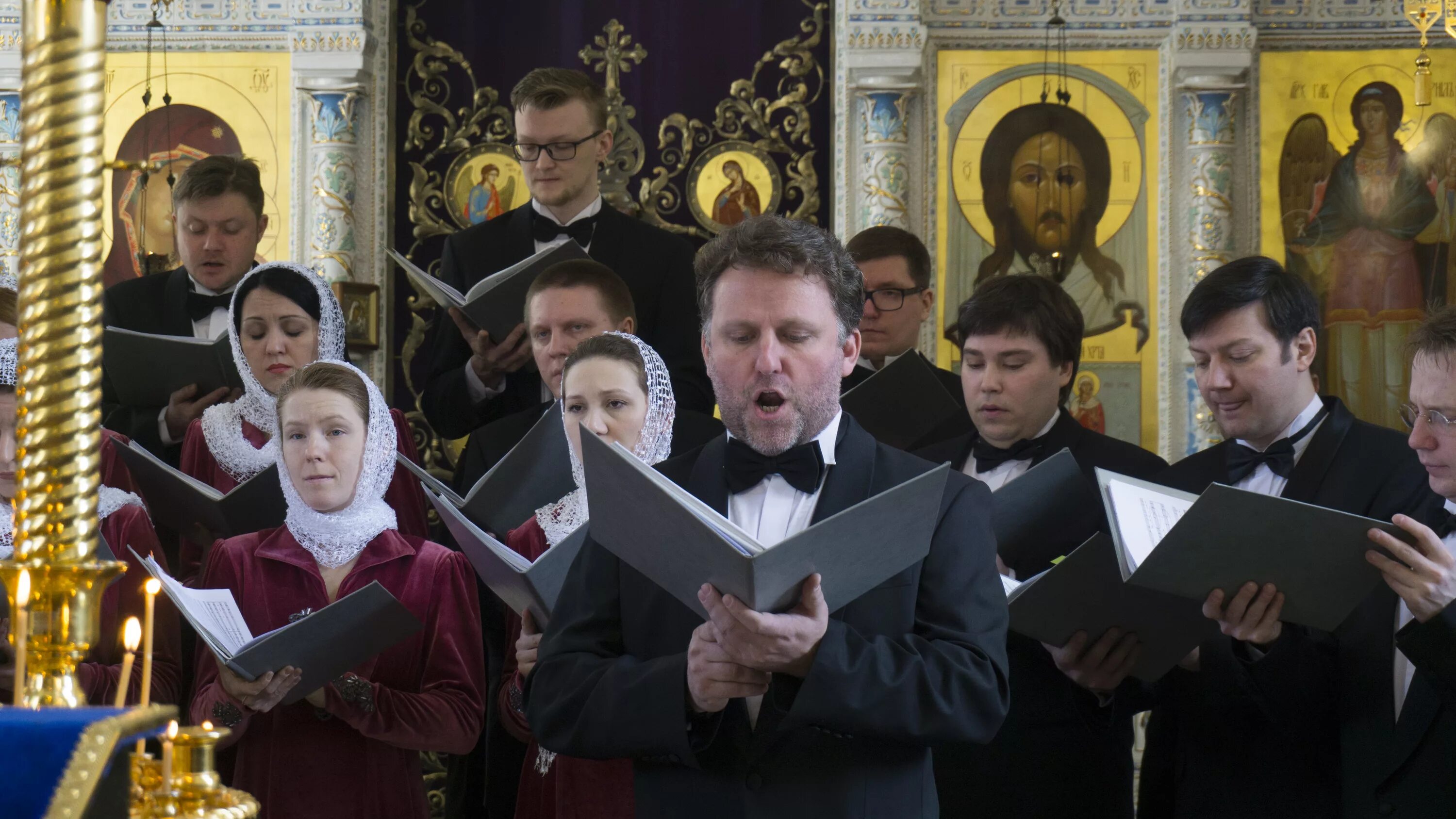 Православные песнопения хор. Пашкова Вика церковный хор. Хор на клиросе в храме. Регент церковного хора в храме Василия Великого Омск. Клирос литургия Титов.