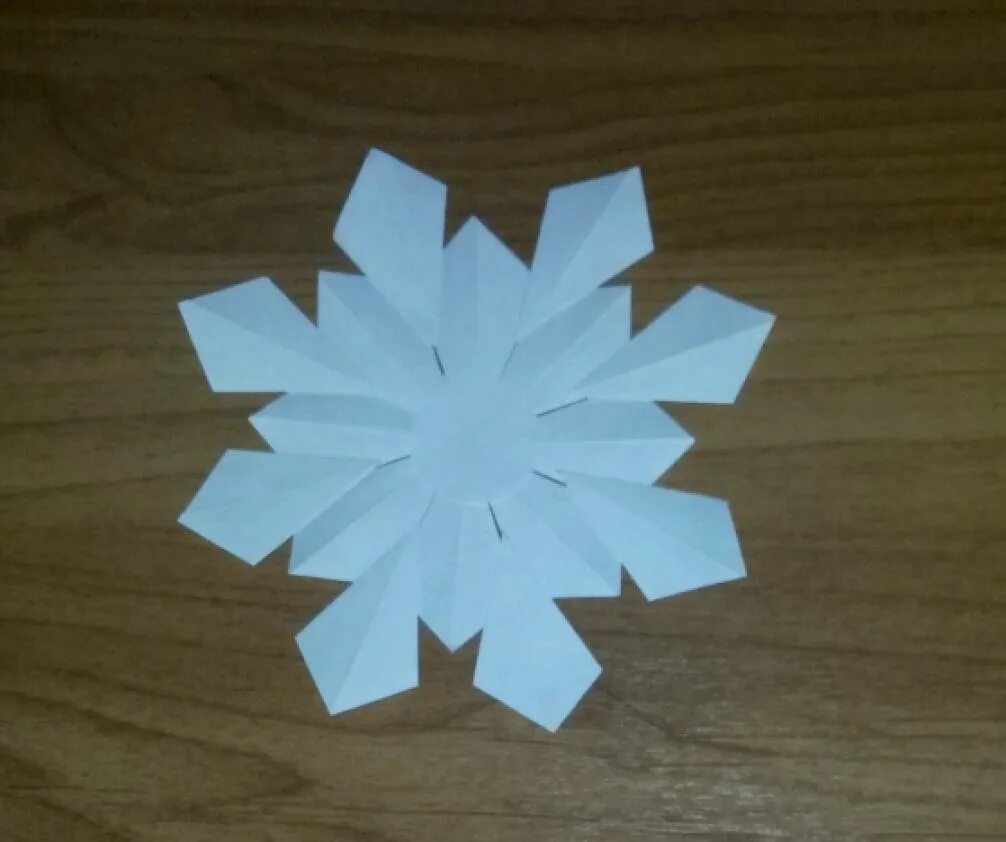 Конструирование снежинка старшая группа. Снежинки из бумаги средняя группа. Конструирование в средней снежинки. Конструирование из бумаги снежинка в подготовительной группе. Конструирование из бумаги снежинка в подготовительной группе.
