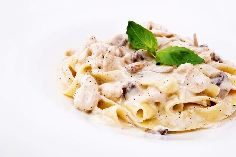 Макароны в сырном соусе с курицей. Тальятелле с курицей и грибами в сливочном соусе. фетучини с курицей и грибами в сливочном. фетучини с индейкой. сливочная паста с куриным филе.