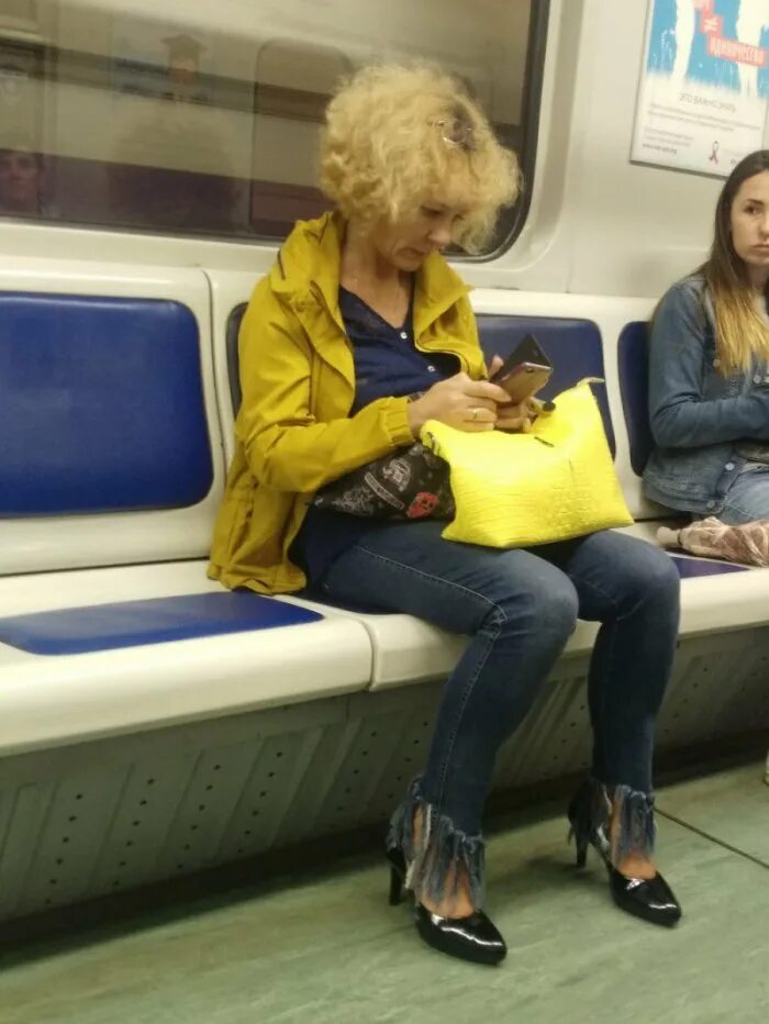 Опыт работы в метро. Люди в метро. человек сидит в метро. интересные люди в метро. обычные люди в метро.