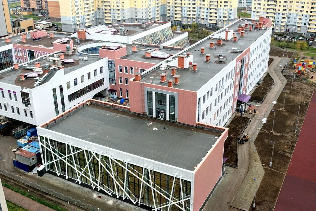 Кудрово санкт-петербург школа оккервиль. Школа санкт-петербург березовая 1 кудрово. Кудрово школа центр образования 1. Новая школа в питере. Большие школы в спб.