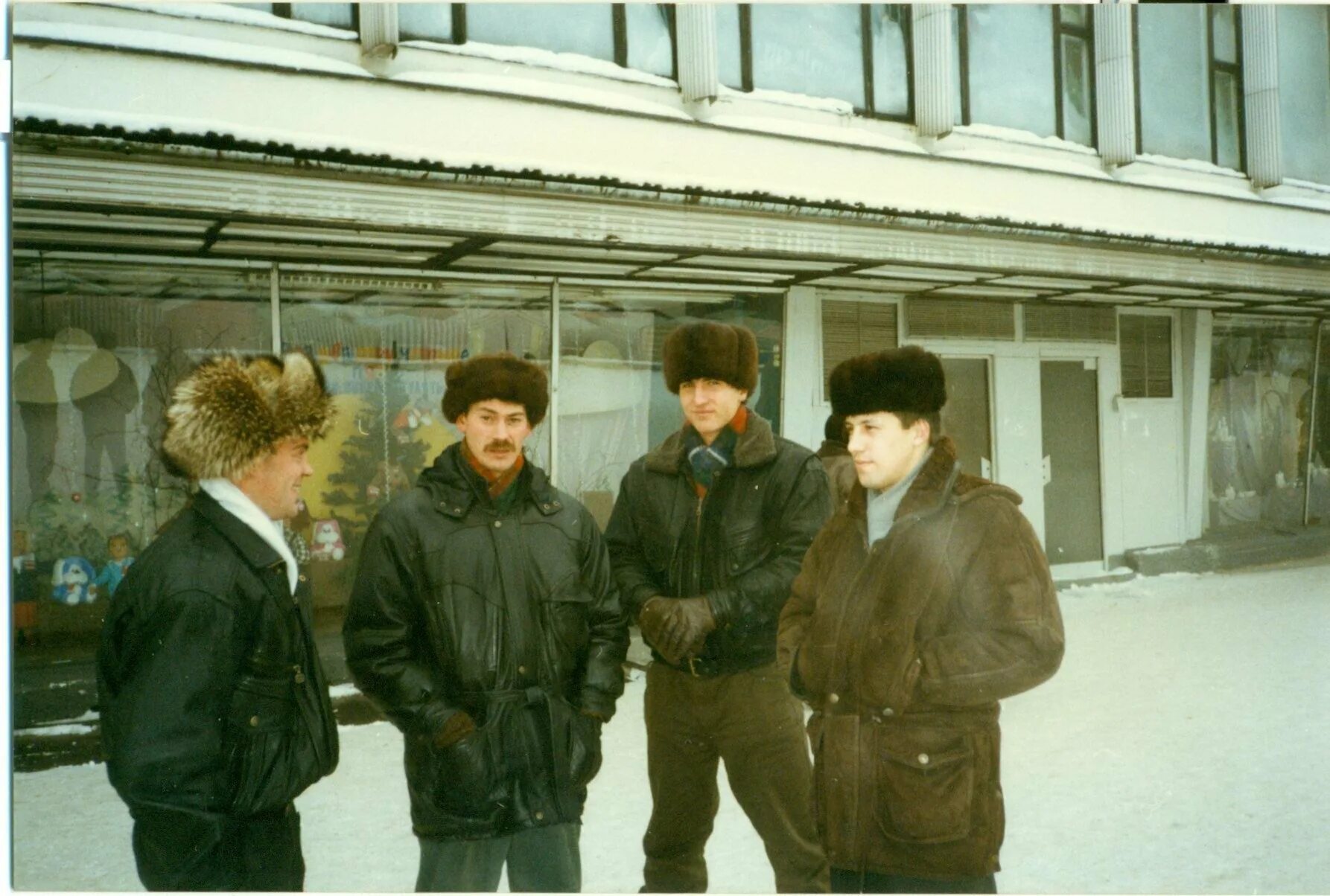 Видео девяностых годов. Мужская мода 90-х годов. 90-е годы в россии. зимняя одежда 90-х годов. мужская мода 90 годов.