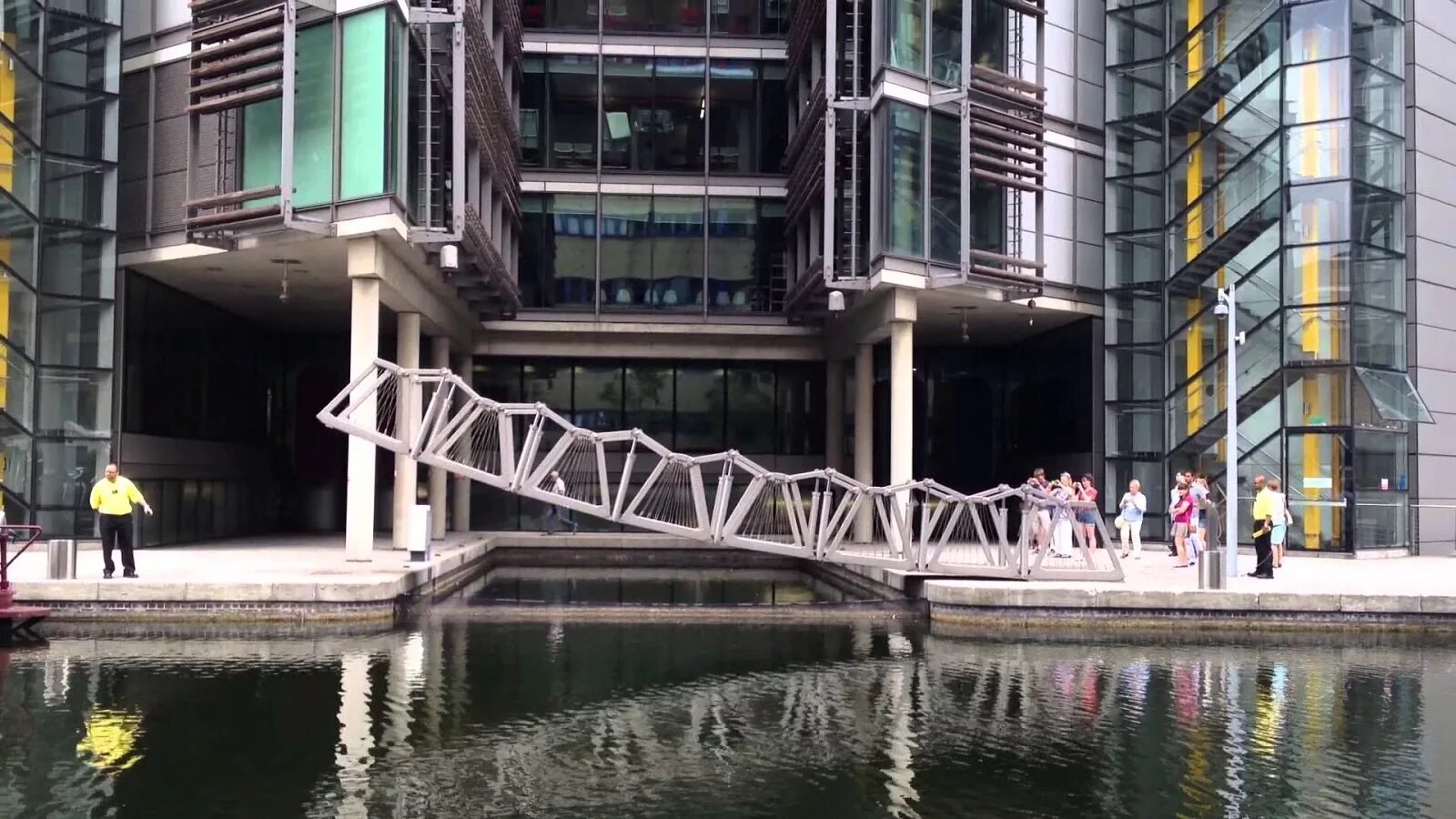 Rolling bridge. Сворачивающийся мост в лондоне. мост трансформер в лондоне. мост роллинг. rolling bridge мост-трансформер.