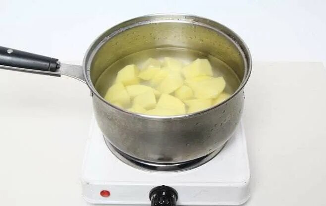 Сколько варить картошку для пюре в кастрюле. Приготовление картофельного пюре. процесс варки картофеля. картофельное пюре варка. электрооборудование для приготовления картофельного пюре.