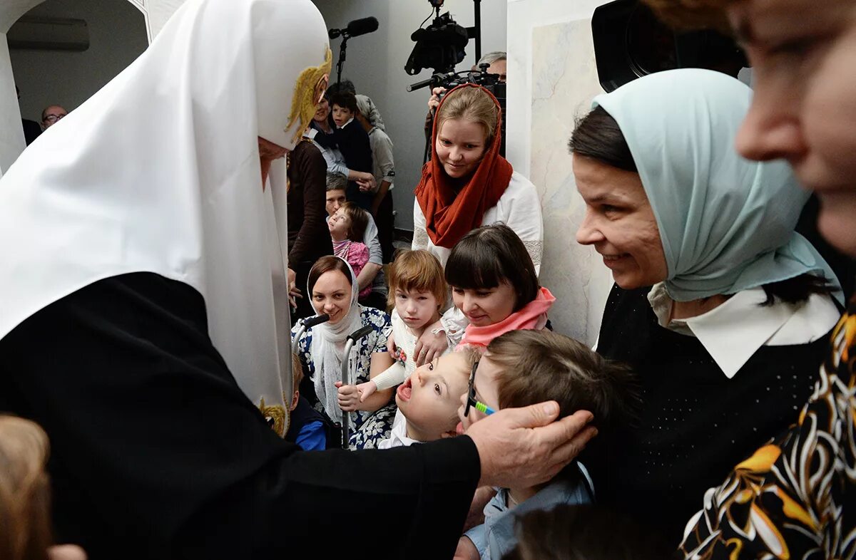 Посетители храмов. Дети в церкви. Православный свято-софийский социальный дом". Церкви помогающие детям. Храм.