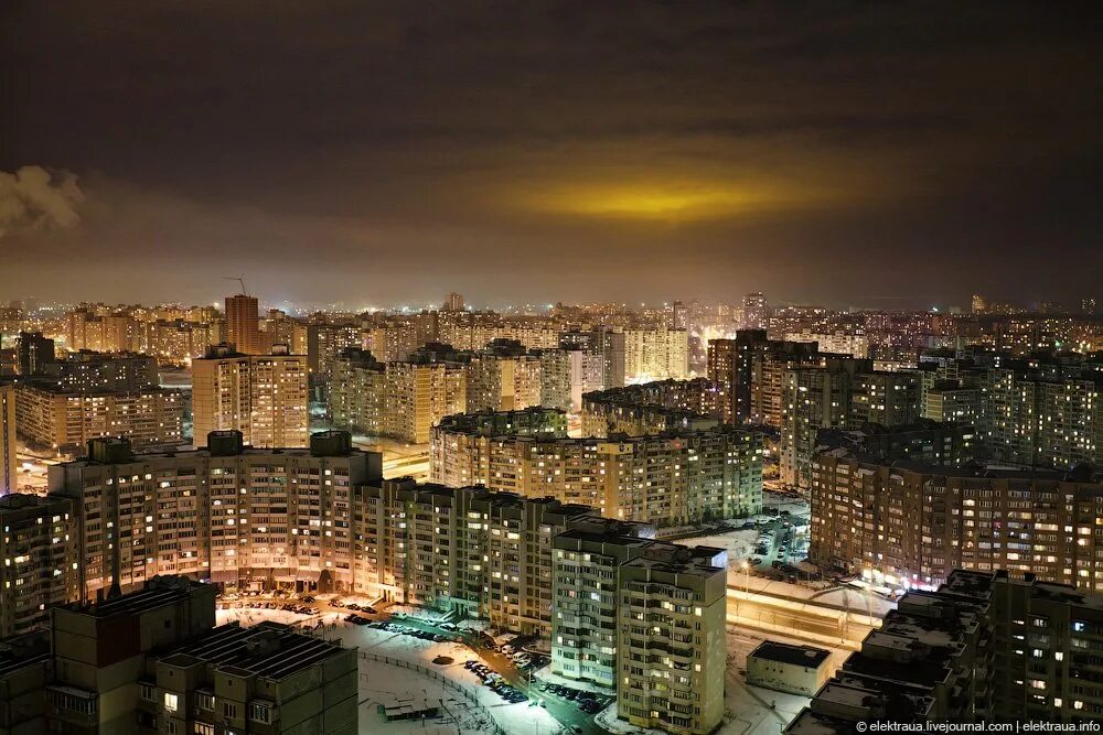 Ночной городок. Вид на город с крыши. Вечерний город. Ночной город с крыши. Красивый вид с крыши.