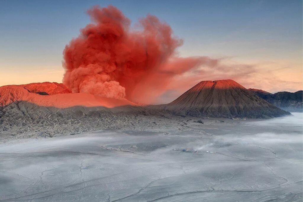 Вулкан брома. Вулкан Бромо извержение. Вулкан Бромо в Индонезии. Тенггерсе вулкан Бромо. Ява Бромо вулканы.