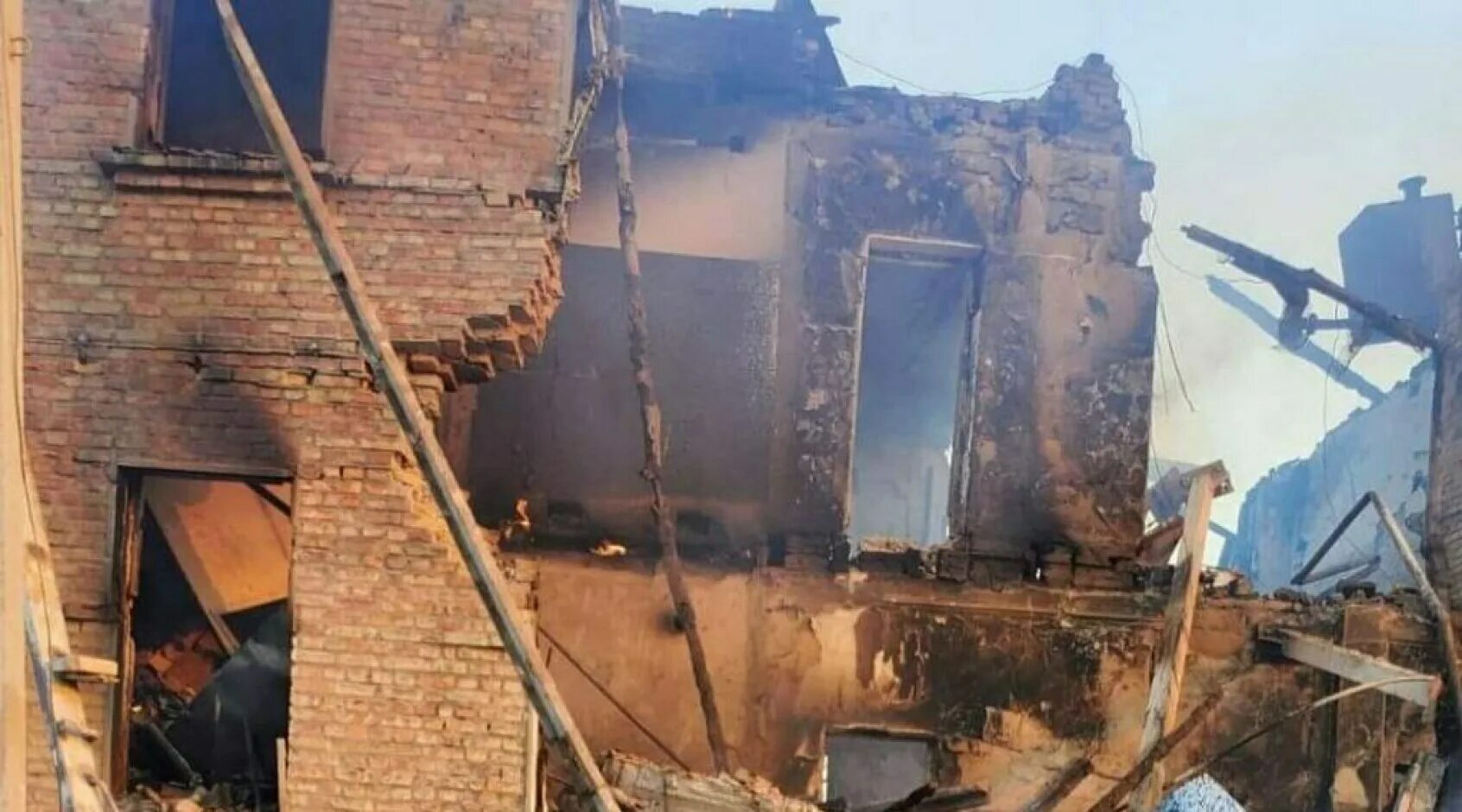 Белогоровка луганская область последние новости. Белогоровка луганская область. фотографии пожара. авиаудар по школе в луганской.