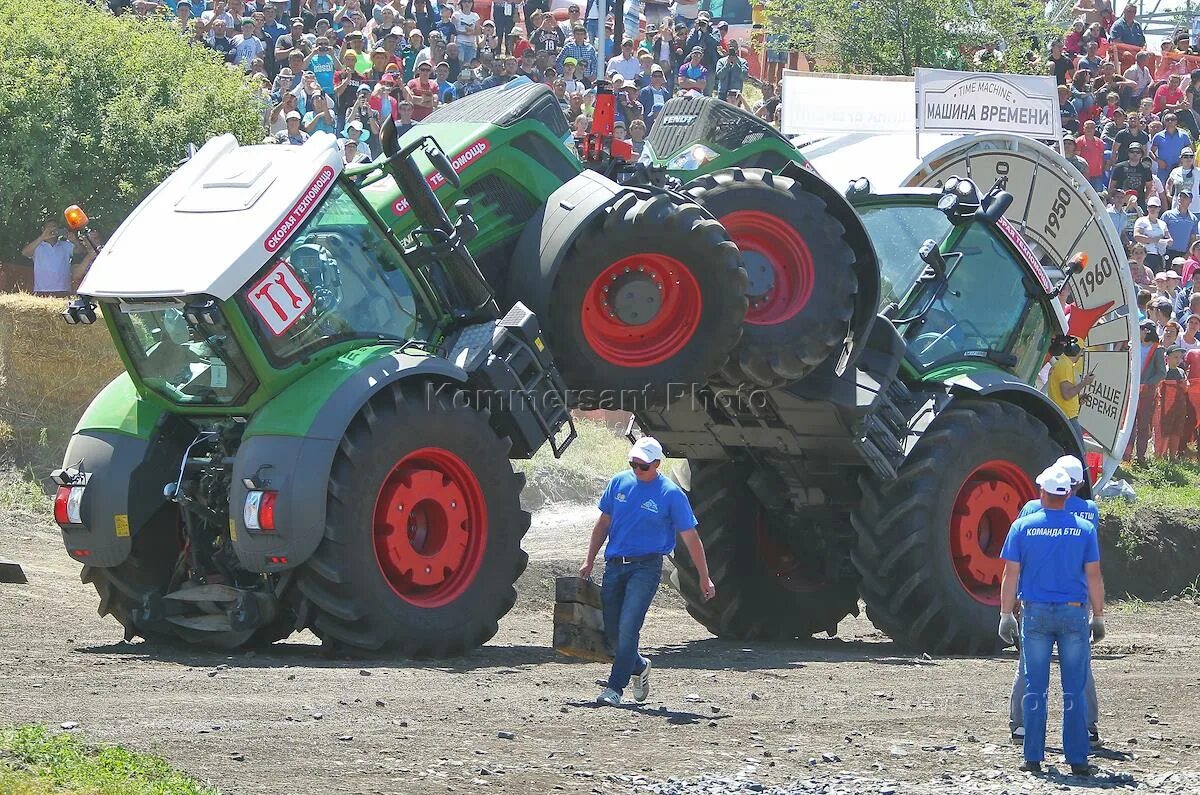 Трактора Бизон трек шоу. Бизон шоу гонки на тракторах. Трактор Бизон 4х4. Соревнование тракторов.