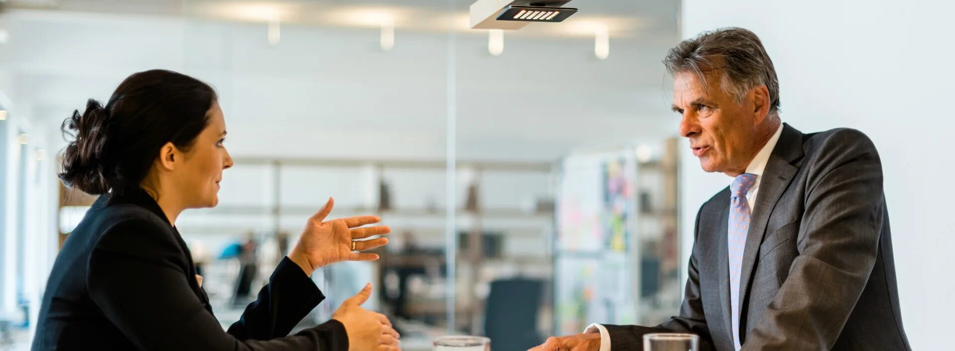 Социальный контракт для малоимущих в 2021 году. Поиск работы. Профессии будущего список. Человек за работой. Поиск работы 2023.