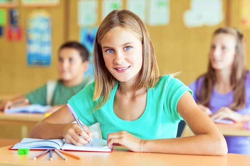 Cute student. С подругами за партой. Портрет Старшеклассницы в классе. Девочка 12 лет за партой.