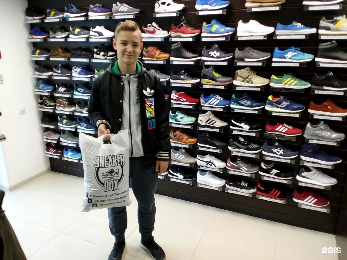 Сникер бокс рибок. Sneaker box магазин. Магазин сникерс бокс. Sneaker box спб адреса. Sneaker box спб адреса.