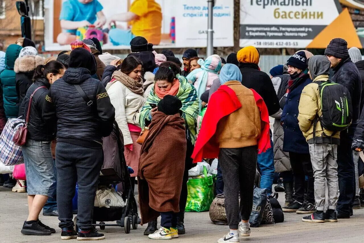 Мигранты бегут из россии 2024. Переселенцы. Украинцы беженцы. Украинки беженцы. Люди бегут из Украины.