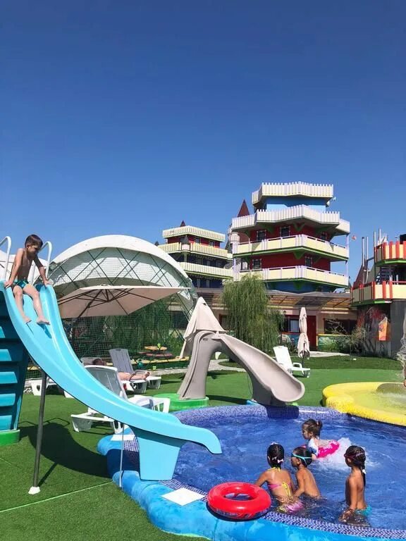 Краснодарский край сочи микрорайон головинка аквапарк. Аквапарк в головинке. Аквапарк лоо сочи. Головинка сочи замок. Аквапарк в головинке краснодарский край.