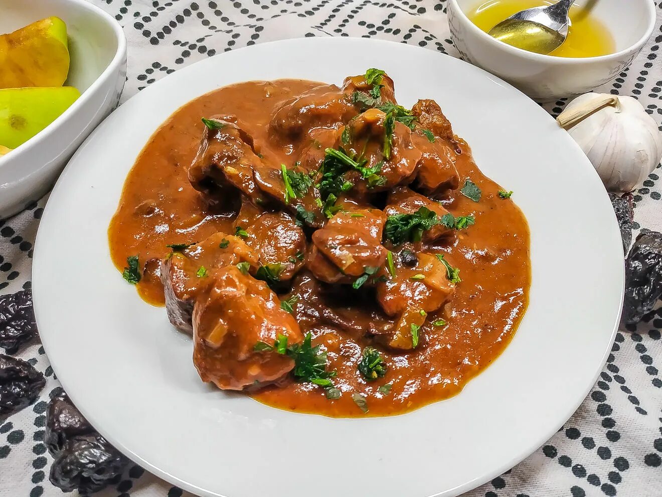 печень куриная с кабачками рецепт. мясо тушеное крупным куском. жареная говядина. куриная печень с картошкой и кабачками. куриная печень с кабачками.