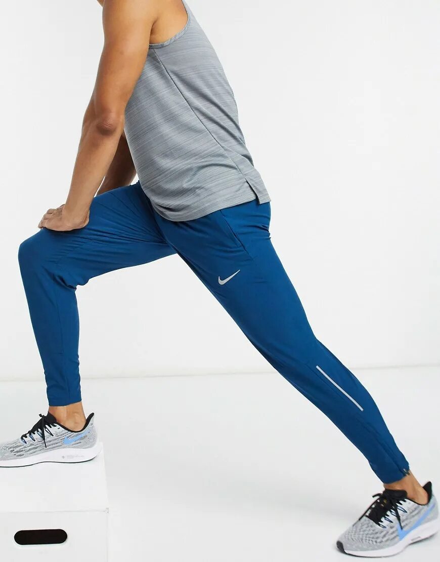 Спортивные джоггеры найк мужские. Nike Jogger штаны мужские синие. Голубые джоггеры найк. Спортивные штаны Nike мужские зауженные. Найки с карманом