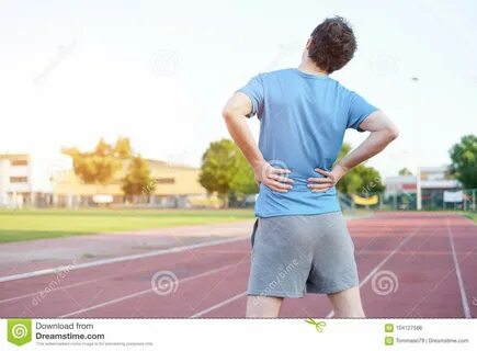 Backache чувства спортсмена из-за смещенного диска Стоковое Фото - изображение н