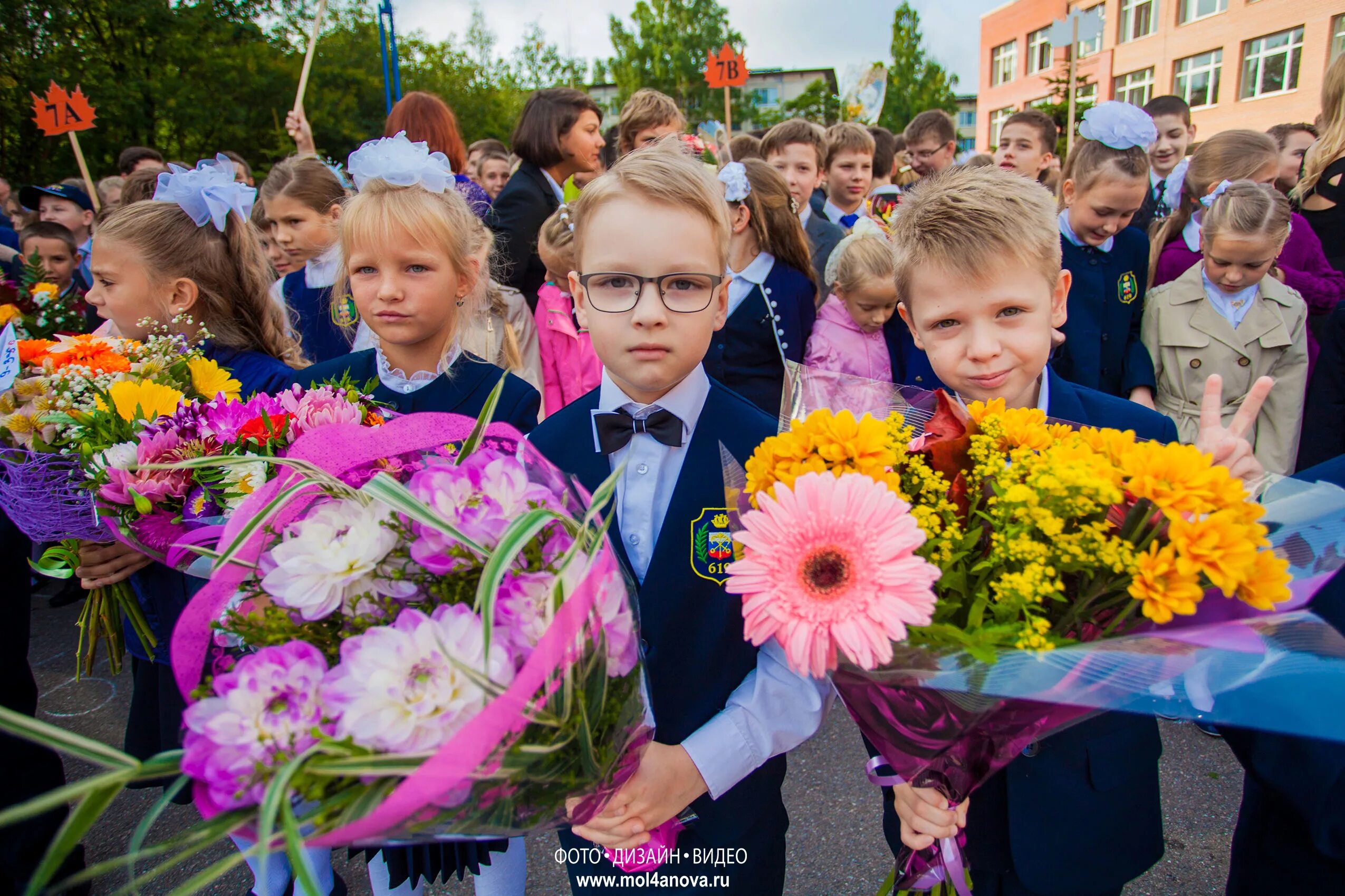 Линейка 1 апреля в школе. Школьники 1 сентября. Линейка 1 сентября. 1 Сентября линейка в школе. 1 Сентября линейка 1 класс.