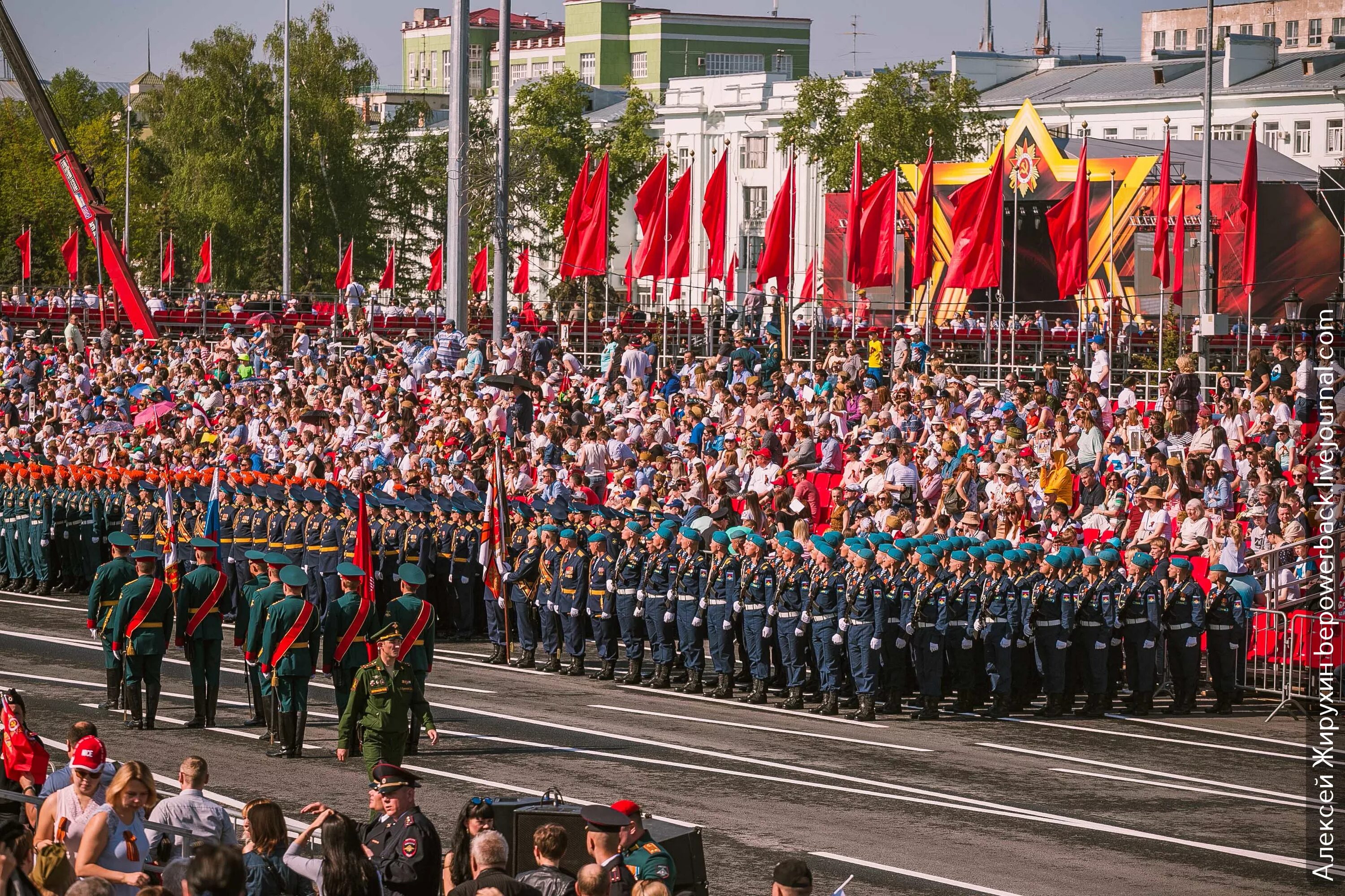 Прошел праздник день победы. Парад 9 мая. День Победы парад. 9 Мая парад Победы. Праздничный парад.